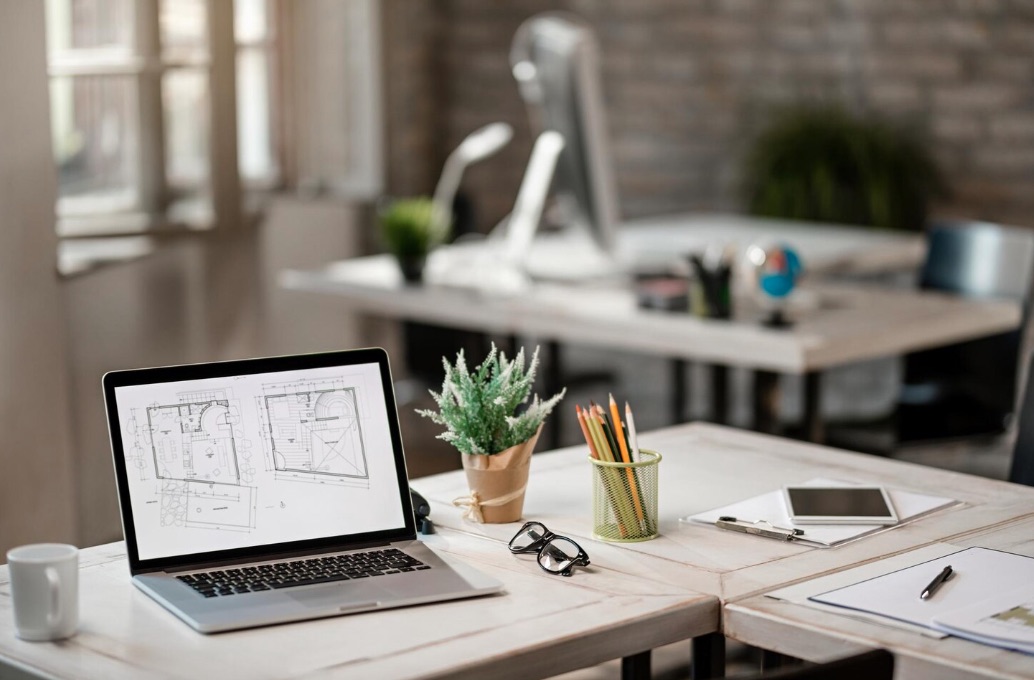 Tavolo da lavoro con schizzi e schema di automazione domestica