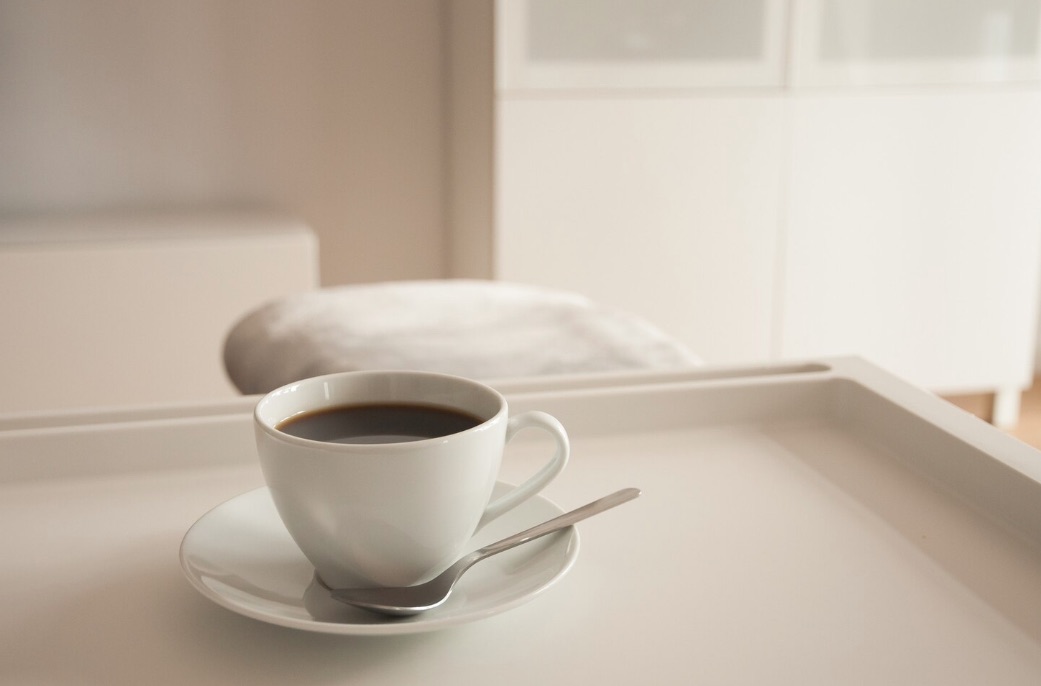 Colazione mattutina con illuminazione intelligente